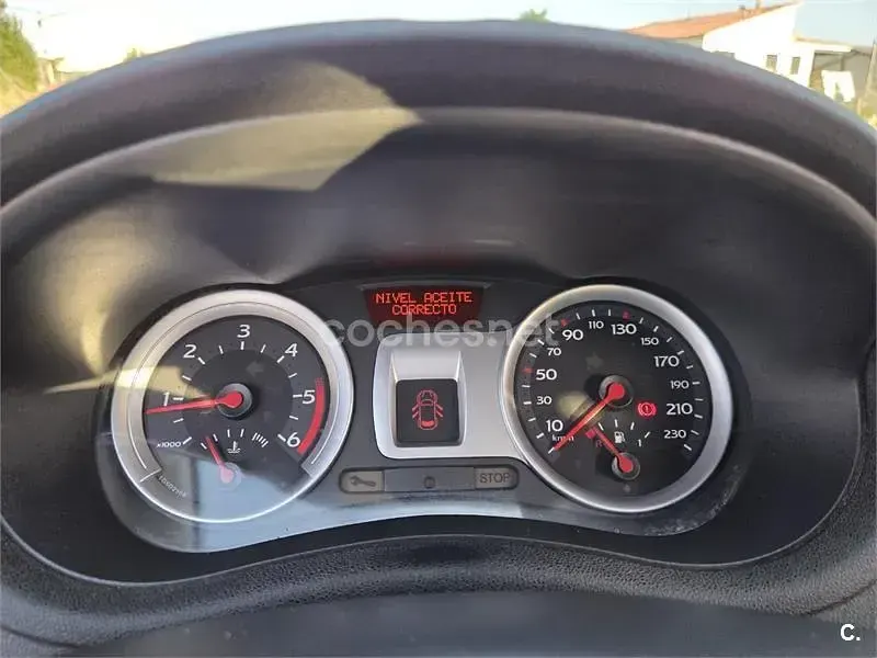 Usado Renault Clio II Authentique 70 CV (51 kW) 2006 Gris / plata Berlina