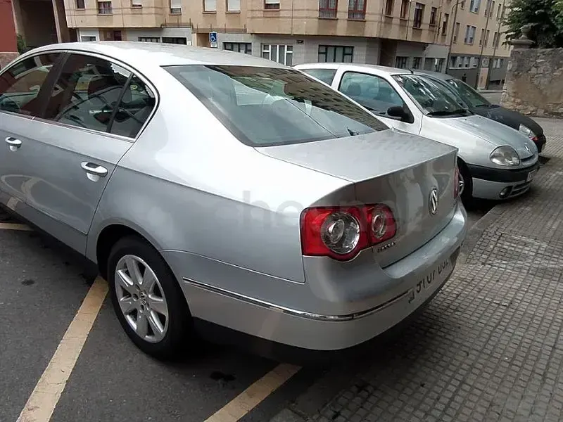 Usado VW Passat Sportline 140 CV (102 kW) 2005 Gris / plata Berlina