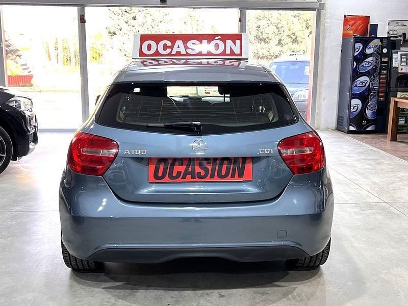 Usado Mercedes A180 Style 109 CV (80 kW) 2014 Azul Berlina