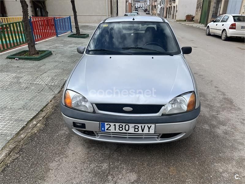 Usado Ford Fiesta Trend 60 CV (44 kW) 2002 Gris / plata Berlina