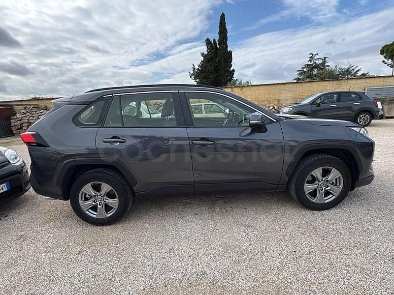 Usado Toyota RAV4 Hybrid Business Edition 218 CV (160 kW) 2022 Gris / plata SUV