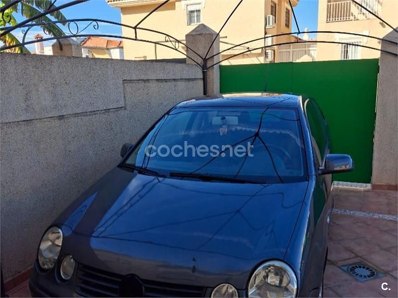 Gris / plata Usado 2002 VW Polo Trendline Berlina | 2500 € (Precio justo) - Imagen 1/4
