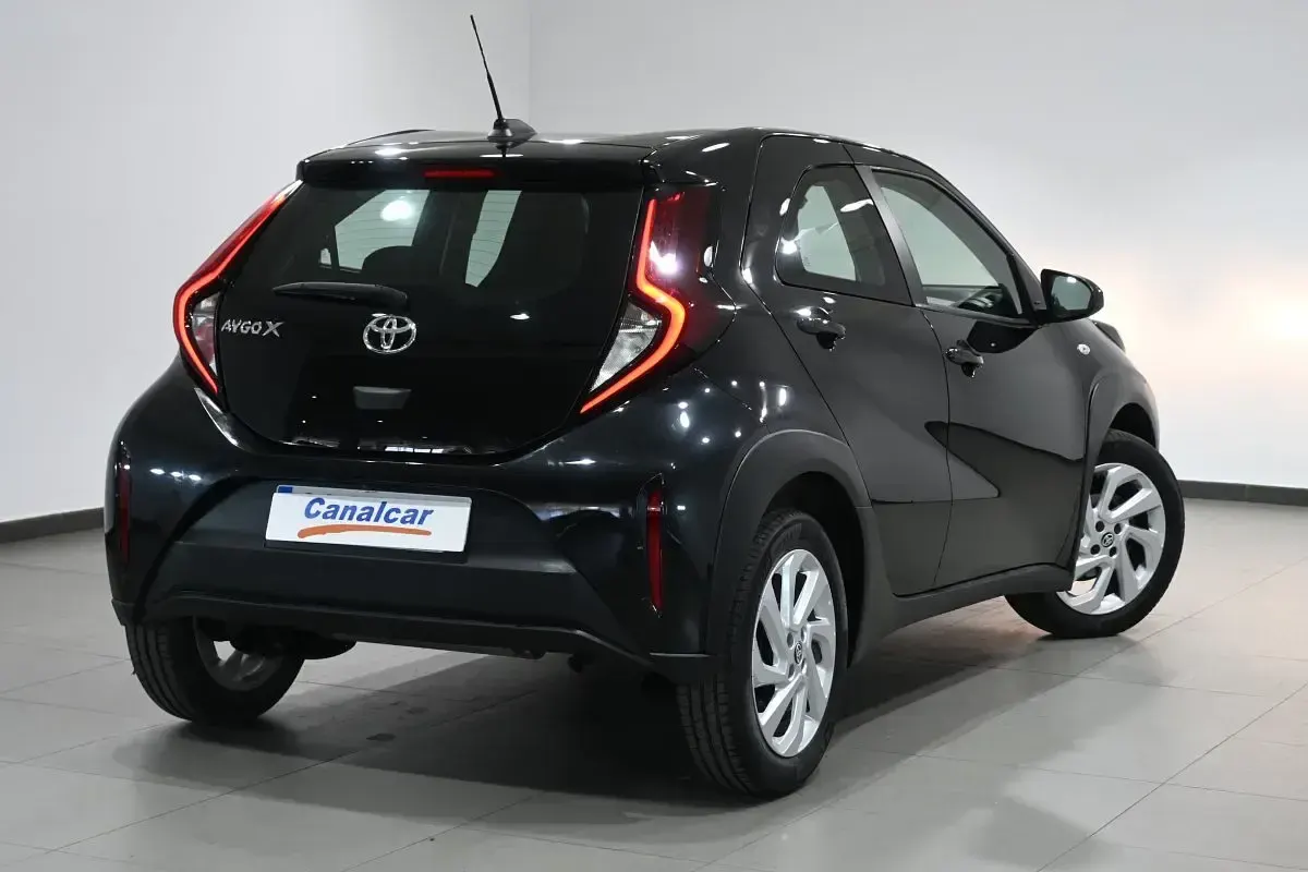 Usado Toyota Aygo X Play 72 CV (52 kW) 2022 Negro SUV