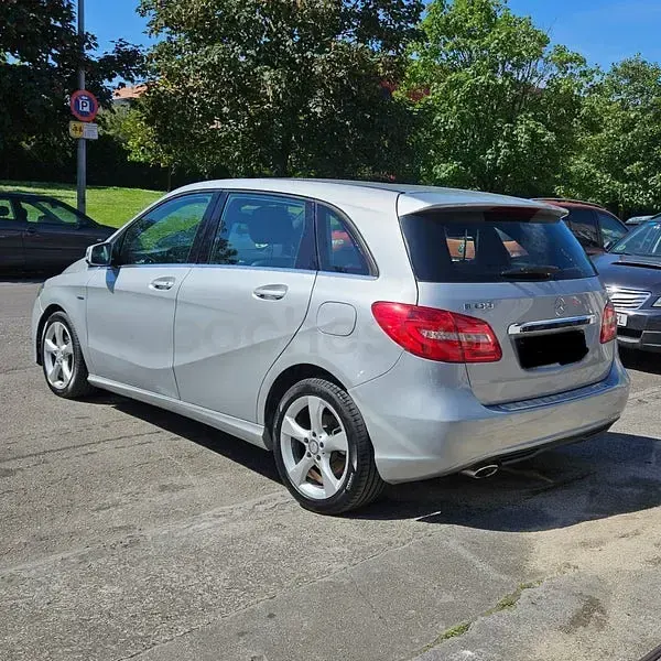Usado Mercedes B180 109 CV (80 kW) 2012 Gris / plata Monovolumen
