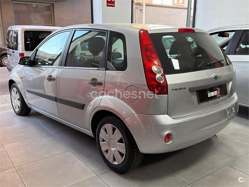 Usado Ford Fiesta Ambiente 70 CV (51 kW) 2007 Gris / plata Utilitario