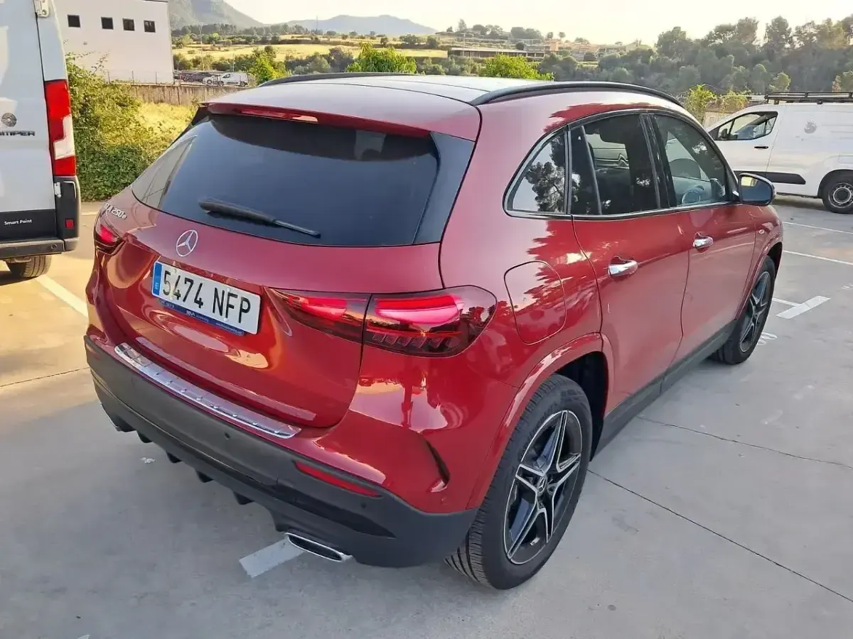 Usado Mercedes GLA250 218 CV (160 kW) 2025 Rojo SUV