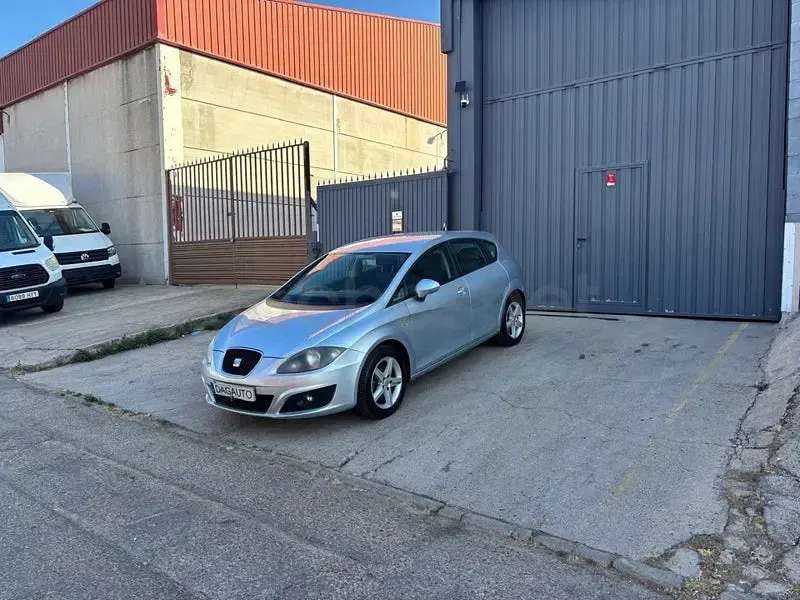 Usado Seat Leon Copa 105 CV (77 kW) 2011 Gris / plata Utilitario