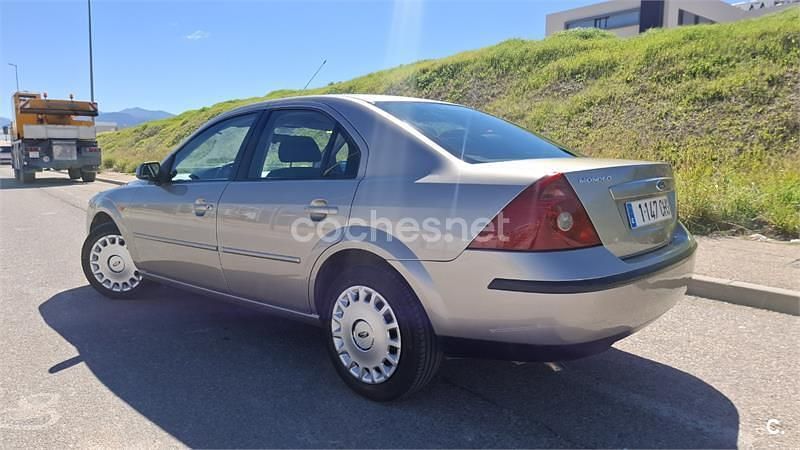 Usado Ford Mondeo Trend 125 CV (91 kW) 2003 Beige Berlina