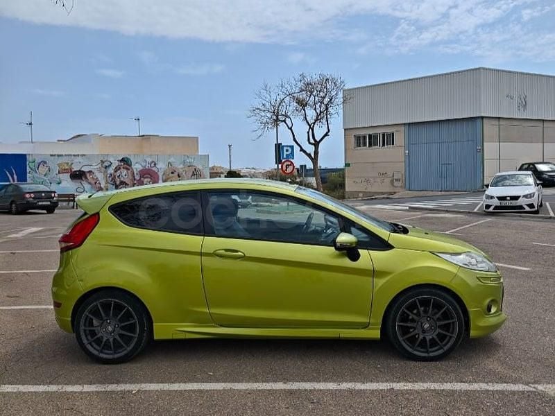 Usado Ford Fiesta Sport 90 CV (66 kW) 2010 Verde Utilitario