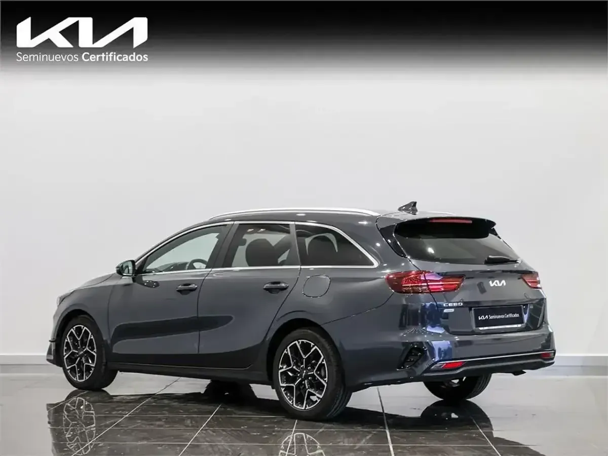 Usado Kia Ceed Style 120 CV (88 kW) 2024 Gris Utilitario