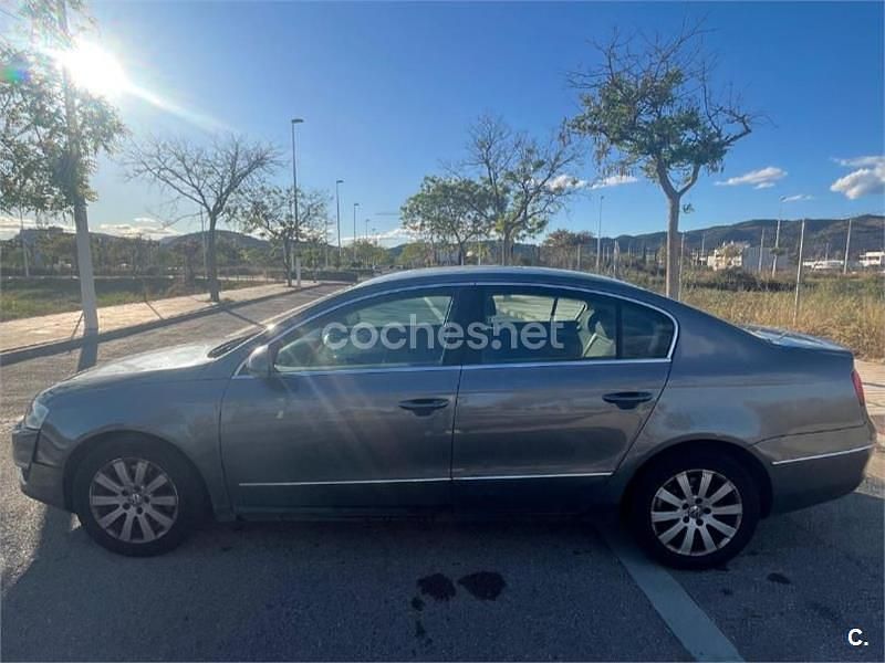 Usado VW Passat Highline 140 CV (102 kW) 2007 Gris / plata Berlina