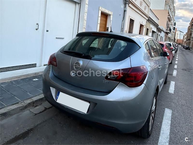Usado Opel Astra Excellence 110 HP (80 kW) 2012 Cinzento Sedan