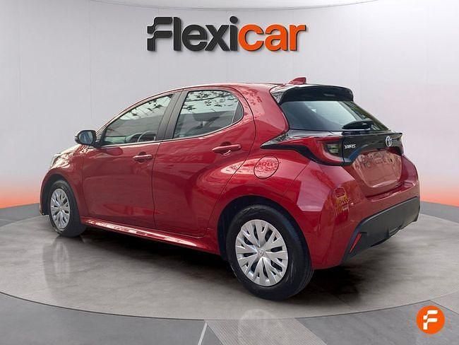 Usado Toyota Yaris Hybrid Style 116 CV (85 kW) 2023 Granate Berlina
