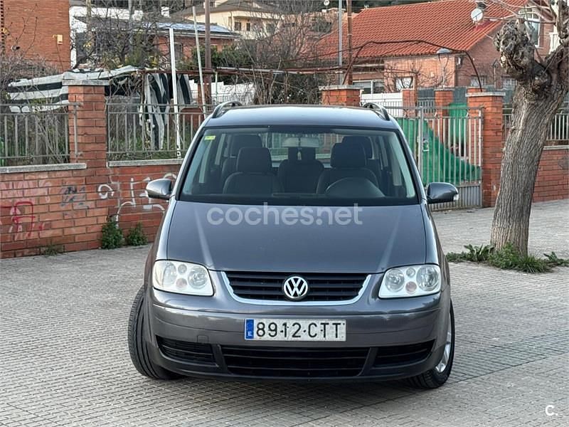 Usado VW Touran Highline 136 CV (100 kW) 2004 Gris / plata Monovolumen