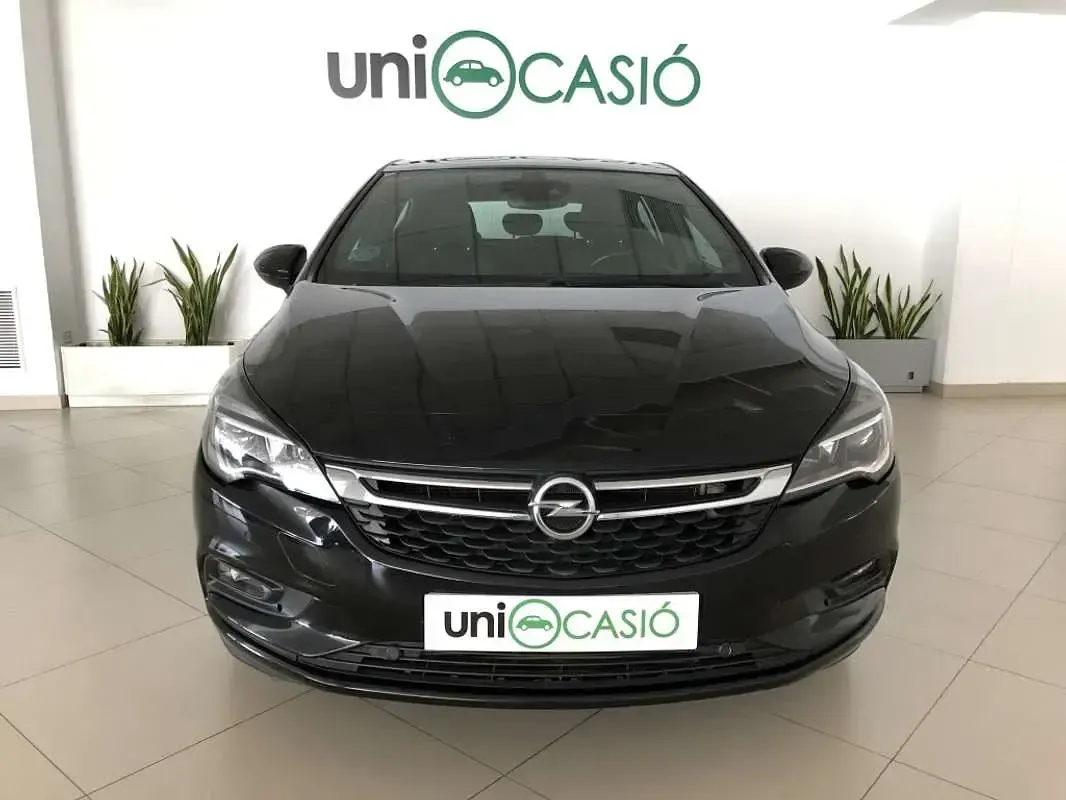Usado Opel Astra Dynamic 125 CV (91 kW) 2017 Negro Utilitario