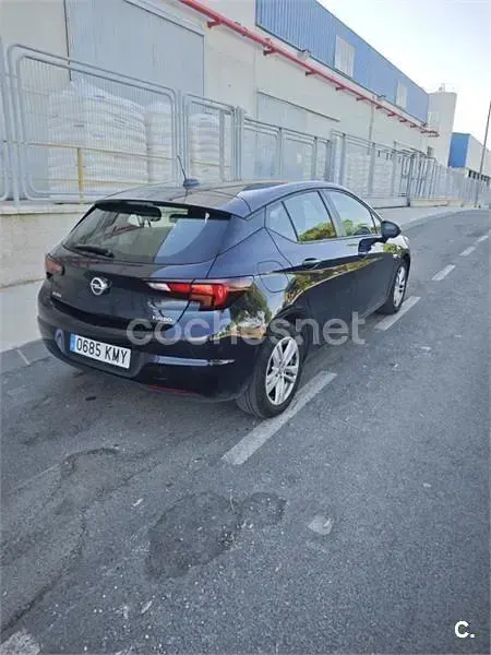 Usado Opel Astra Selective 125 CV (91 kW) 2018 Negro Berlina