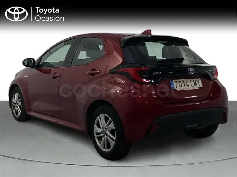 Usado Toyota Yaris Hybrid Active 116 CV (85 kW) 2021 Rojo Berlina