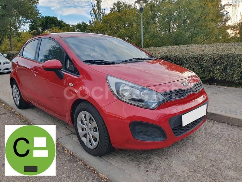 Rojo Usado 2013 Kia Rio Berlina | 7250 € (Precio justo) - Imagen 1/4