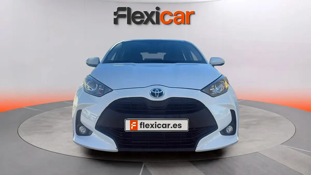 Usado Toyota Yaris Hybrid Business Edition 116 CV (85 kW) 2022 Blanco Berlina