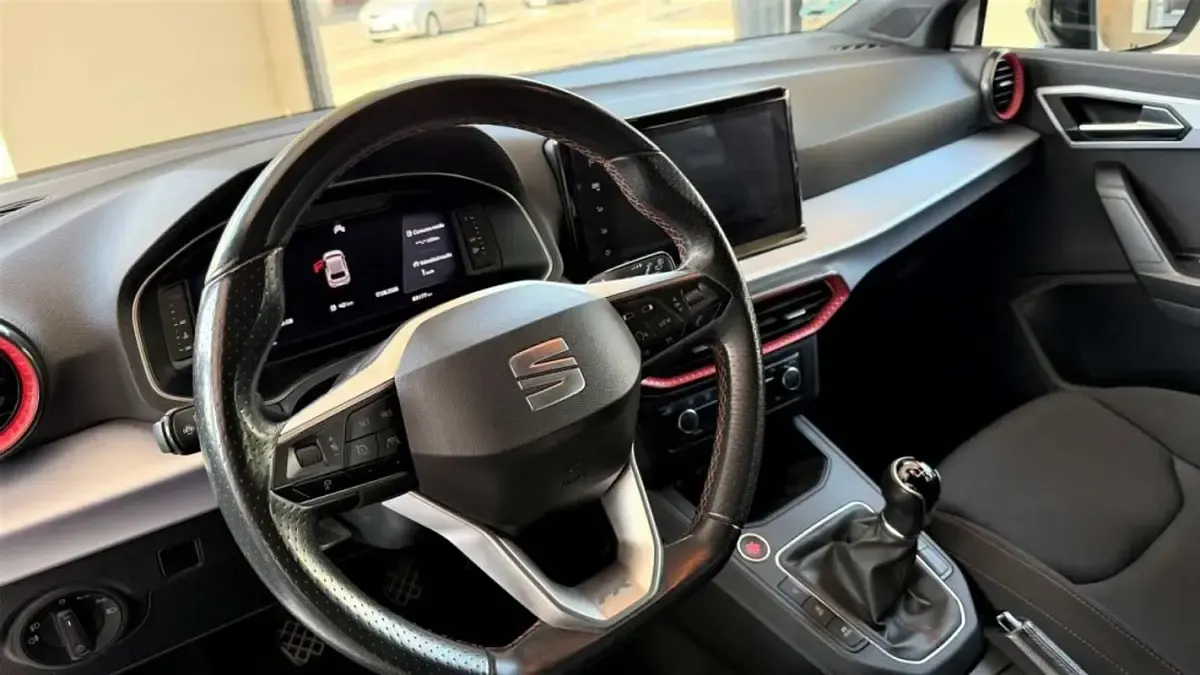 Usado Seat Ibiza FR 110 CV (80 kW) 2022 Blanco Utilitario