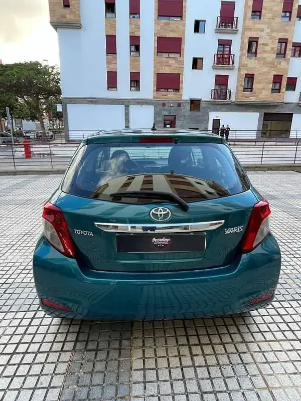 Usado Toyota Yaris City 90 CV (66 kW) 2013 Verde Utilitario