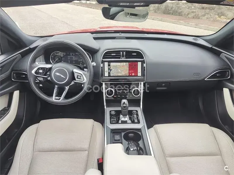 Usado Jaguar XE R-Dynamic 250 HP (183 kW) 2021 Vermelho Sedan