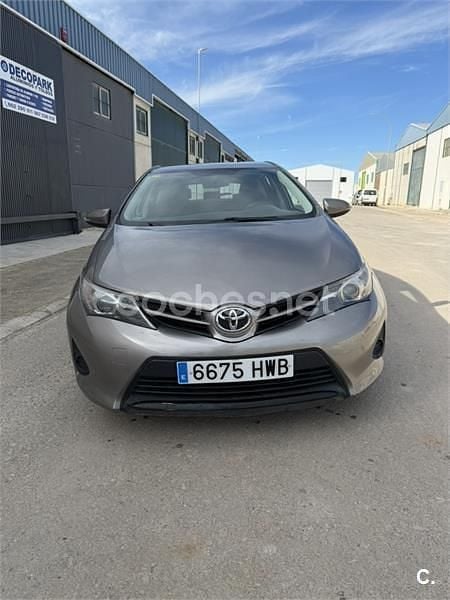 Usado Toyota Auris Business Edition 90 CV (66 kW) 2014 Marrón Berlina