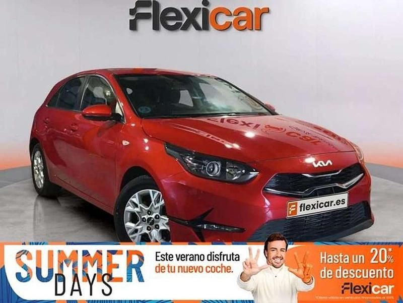 Rojo Usado 2023 Kia Ceed 2 Berlina | 16.790 € (Buen precio) - Imagen 1/4