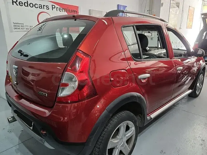 Käytetty Dacia Sandero Stepway 90 HP (66 kW) 2012 Punainen Sedan