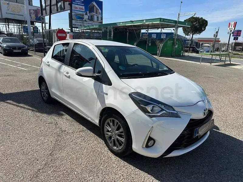 Usado Toyota Yaris Hybrid Active 100 CV (73 kW) 2021 Blanco Berlina