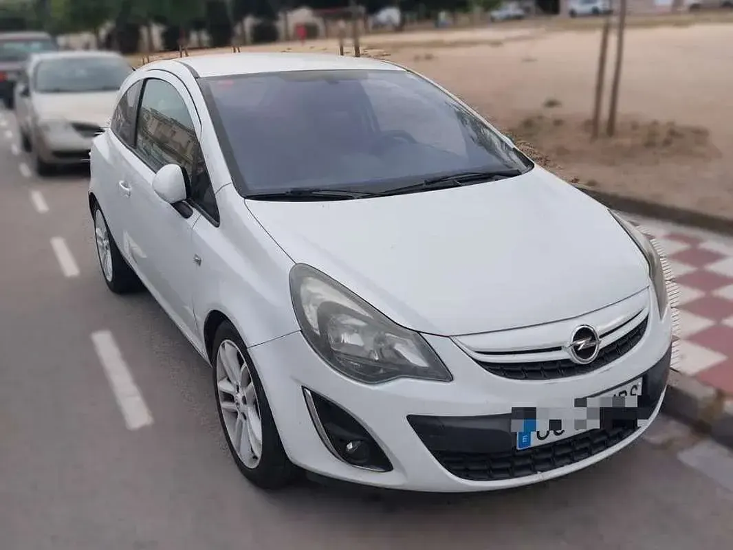 Usado Opel Corsa Color Edition 101 CV (74 kW) 2013 Blanco Utilitario