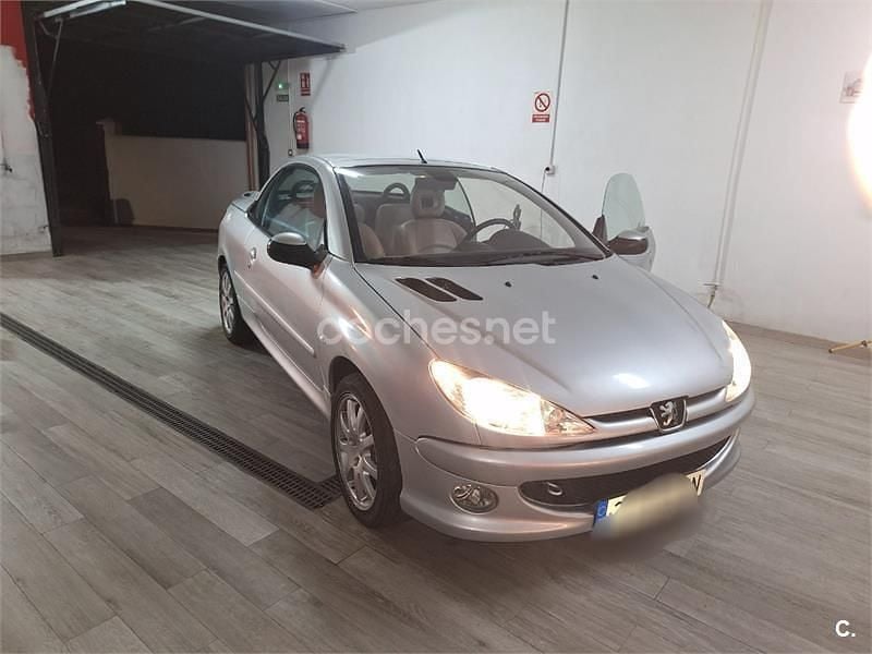 Usado Peugeot 206 CC 138 CV (101 kW) 2005 Gris / plata Descapotable