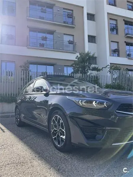 Usado Kia Ceed GT GT-Line 136 CV (100 kW) 2023 Gris / plata Familiar