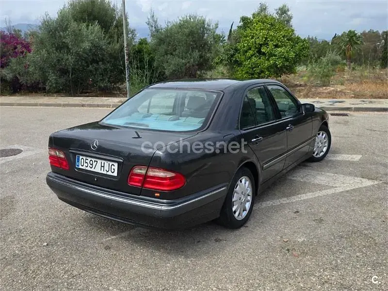 Usado Mercedes E270 Elegance 170 CV (125 kW) 2000 Gris / plata Berlina