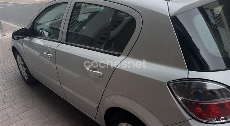 Usado Opel Astra Enjoy 105 CV (77 kW) 2007 Gris / plata Berlina