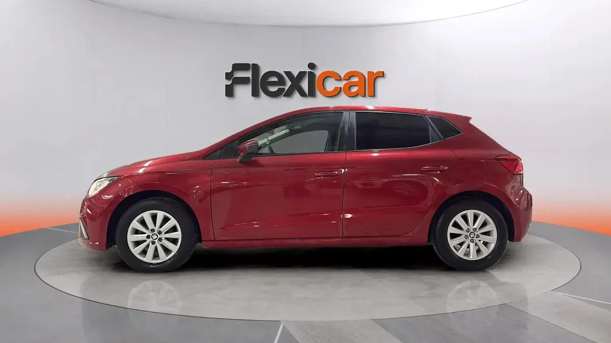 Usado Seat Ibiza Reference 75 CV (55 kW) 2018 Granate Utilitario