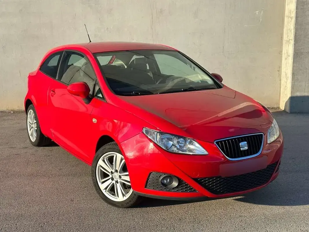 Usado Seat Ibiza SC Reference 80 CV (58 kW) 2010 Rojo Utilitario