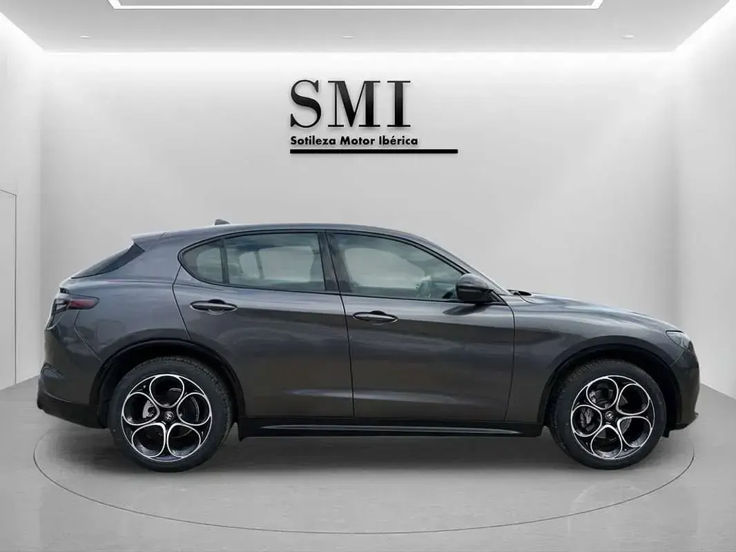 Usado Alfa Romeo Stelvio Veloce 209 CV (153 kW) 2023 Gris SUV