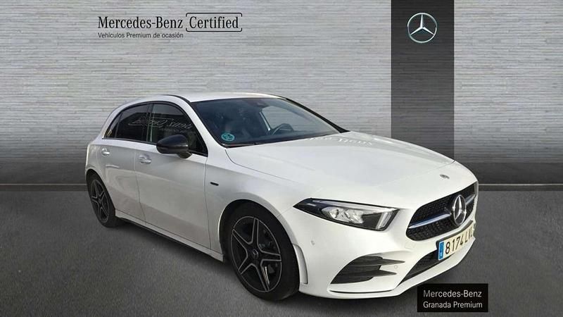 Usado Mercedes A180 AMG line 116 CV (85 kW) 2021 Blanco Berlina