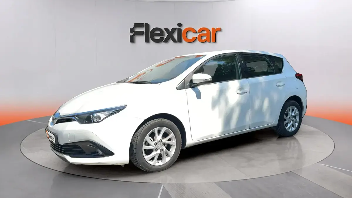 Usado Toyota Auris Active 116 CV (85 kW) 2018 Blanco Berlina