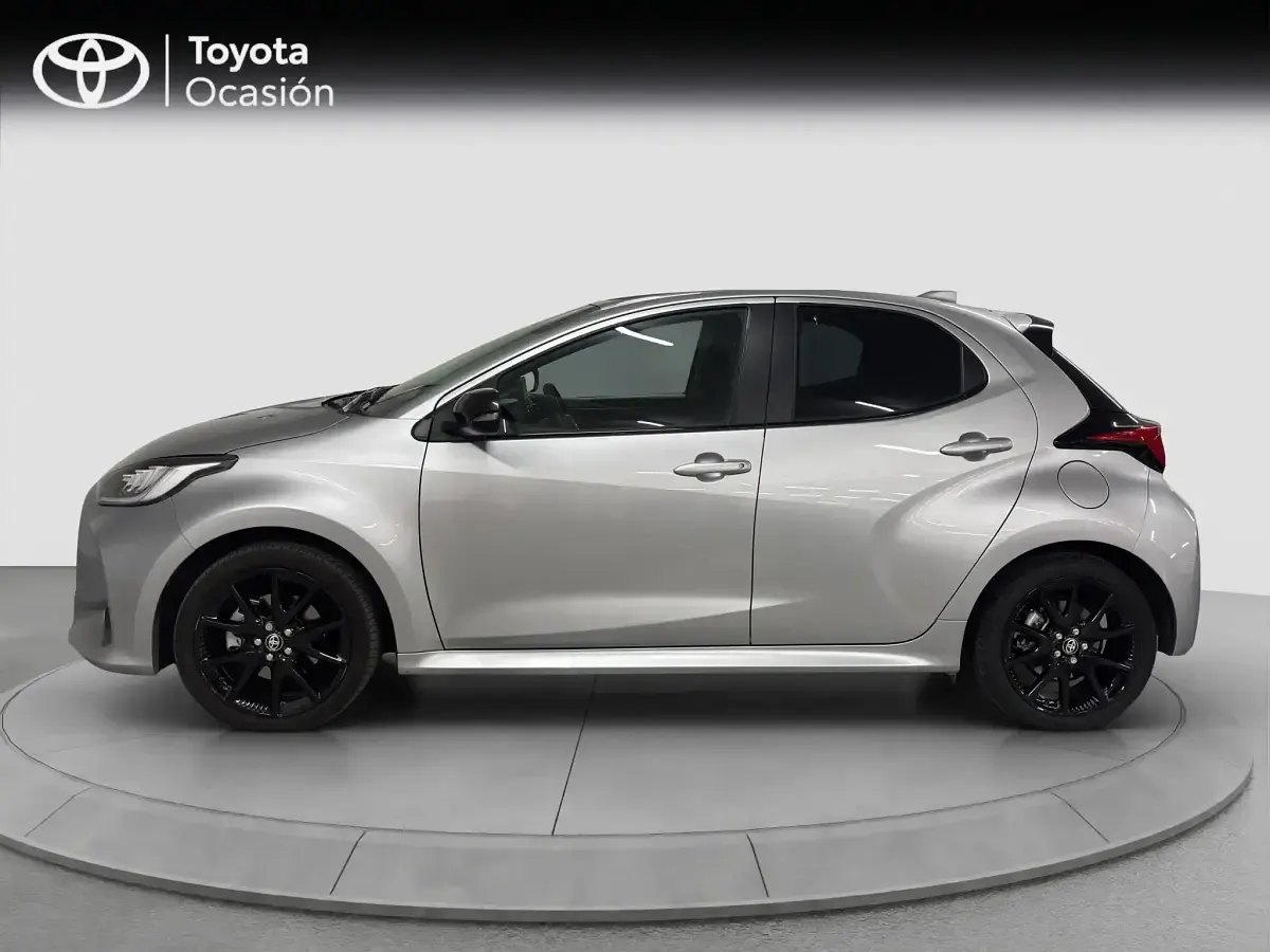Usado Toyota Yaris Hybrid Style 116 CV (85 kW) 2023 Gris àgata Berlina
