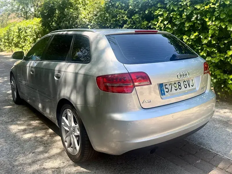 Usado Audi A3 Attraction 140 CV (102 kW) 2010 Gris / plata Utilitario