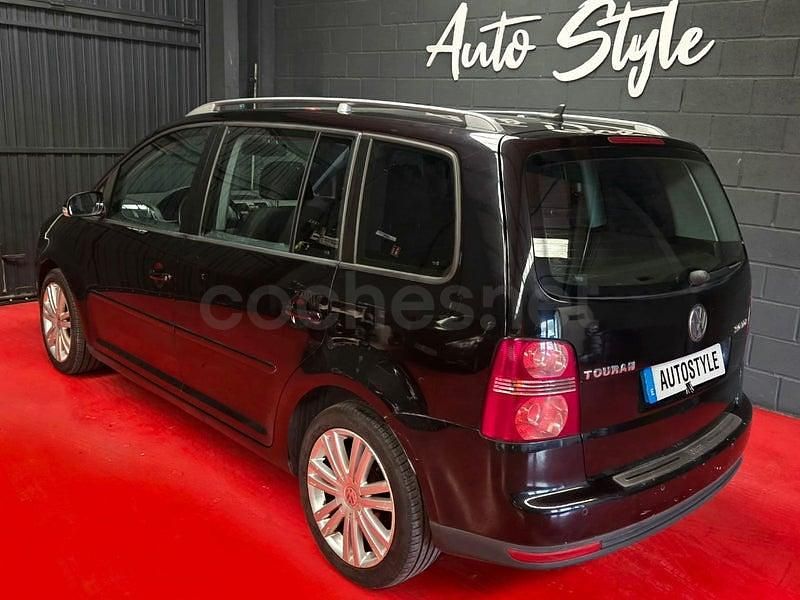 Usado VW Touran Highline 170 CV (125 kW) 2007 Negro Monovolumen