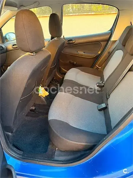 Usado Peugeot 206 70 CV (51 kW) 2004 Azul Berlina