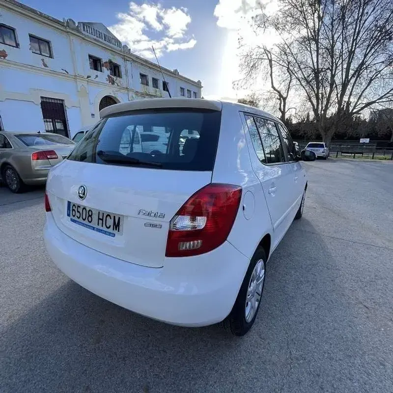 Usado Skoda Fabia Ambition 90 CV (66 kW) 2011 Blanco Utilitario