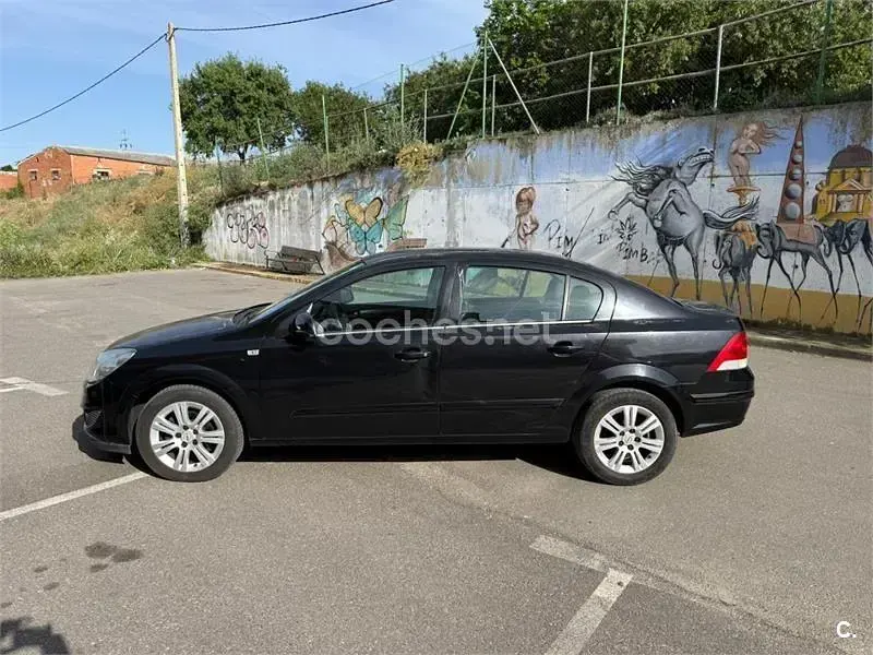 Usado Opel Astra Edition 110 CV (80 kW) 2010 Negro Berlina