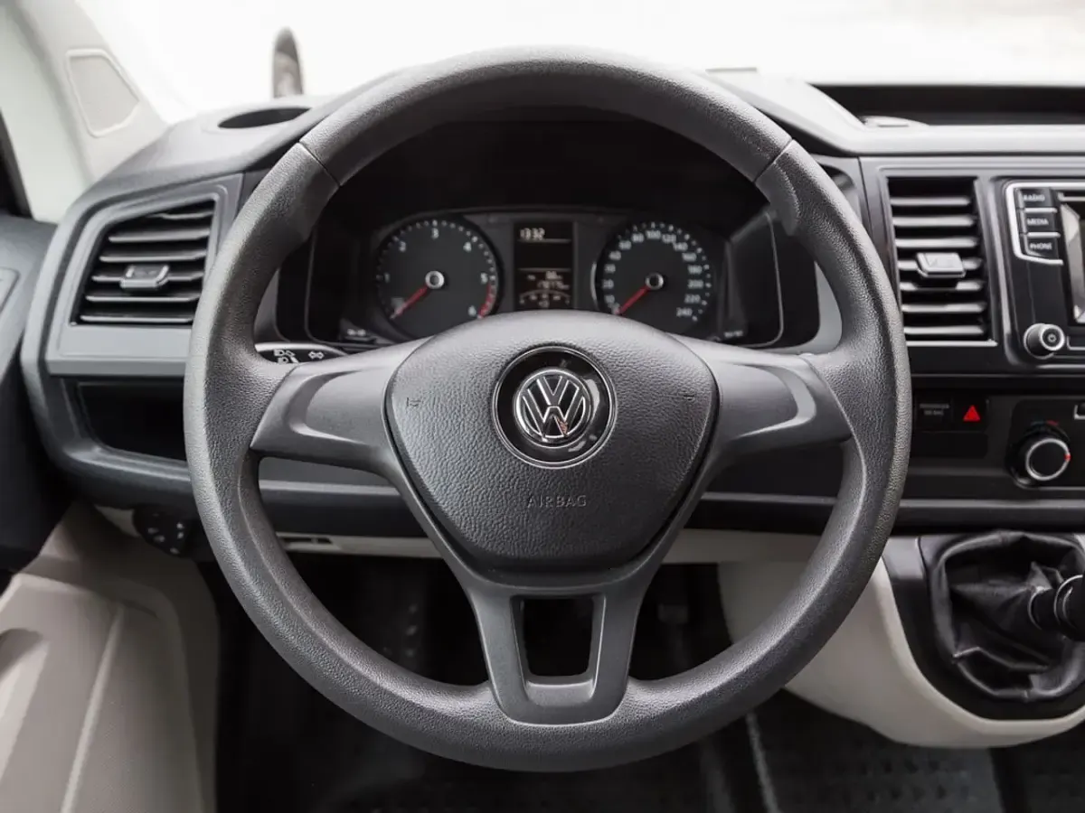 Käytetty VW Transporter 102 HP (75 kW) 2018 Musta Van