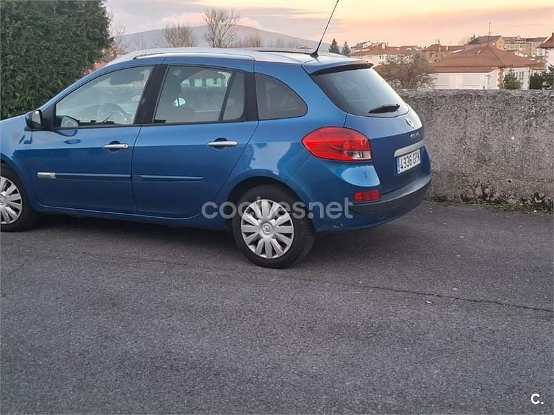 Usado Renault Clio GrandTour Dynamique 85 CV (62 kW) 2009 Azul Familiar
