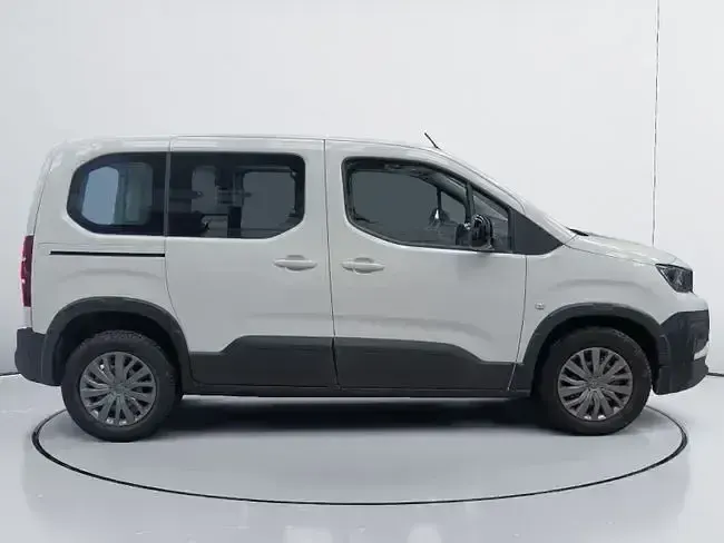 Usado Peugeot Rifter Business-Line 100 CV (73 kW) 2023 Blanco Monovolumen