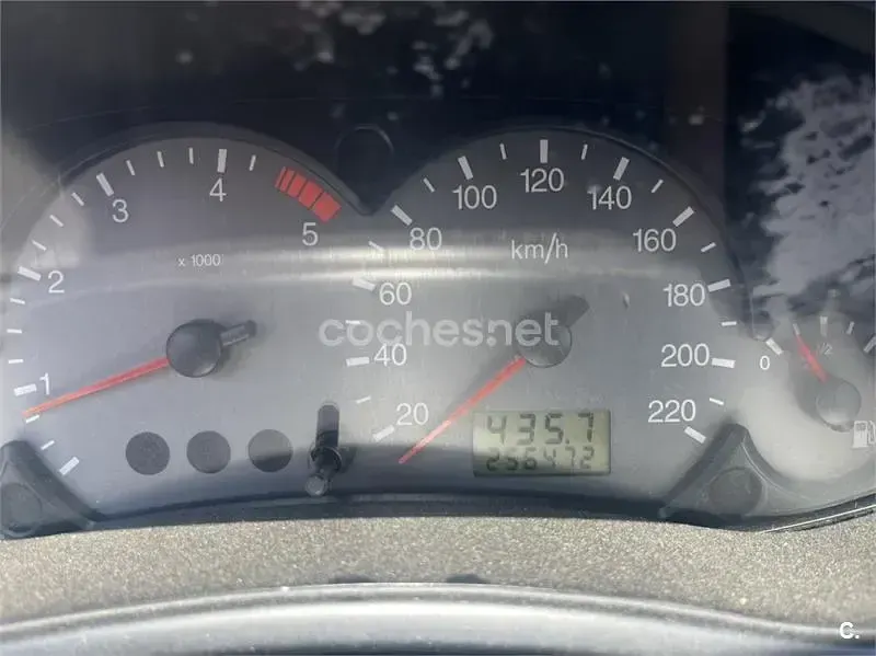 Usado Ford Focus Trend 100 CV (73 kW) 2004 Gris / plata Berlina